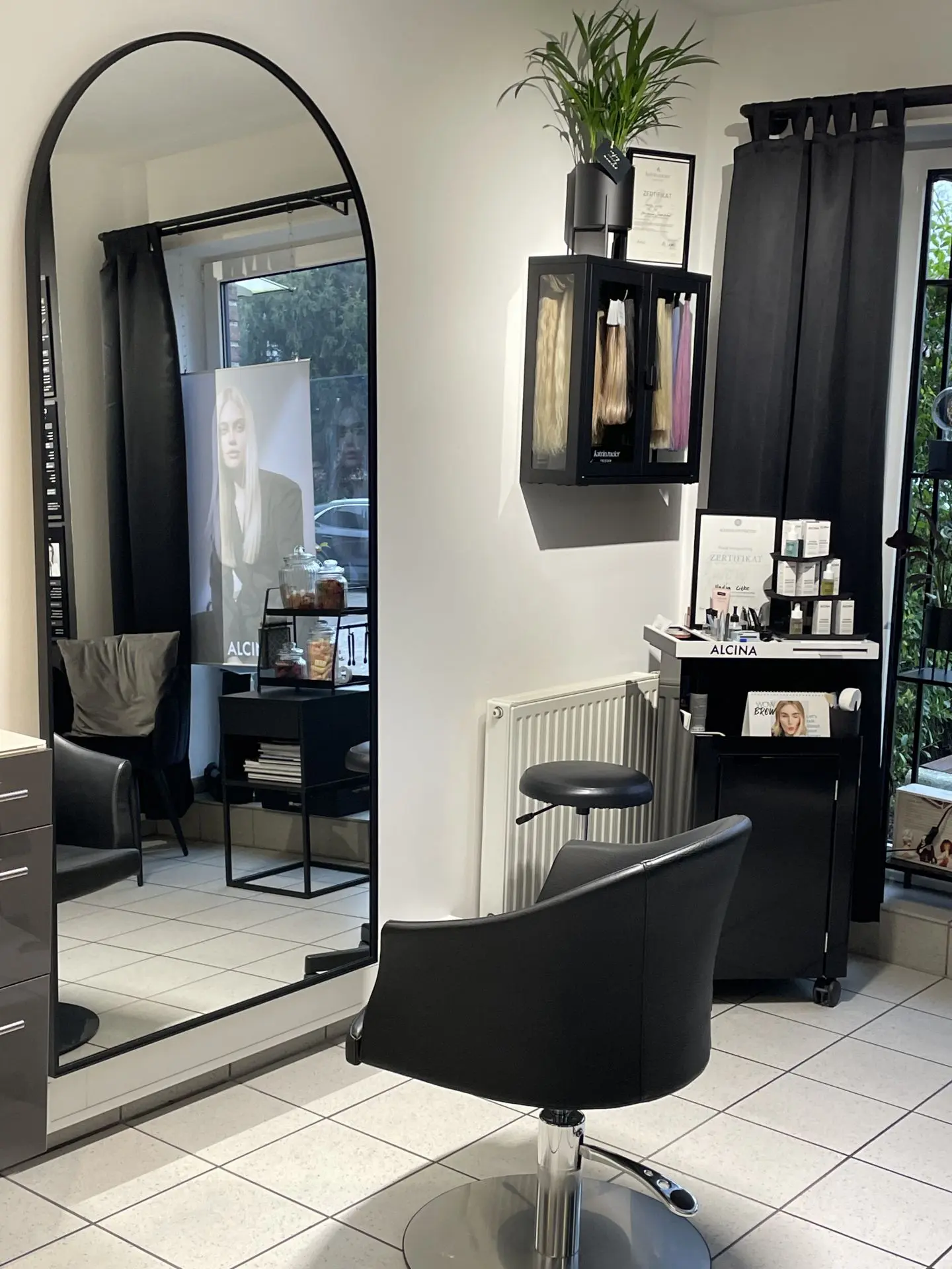CUT74 - Bild im Salon