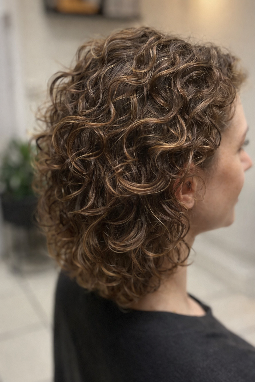 Curving Cut Naturlocken Grefrath – präziser Trockenschnitt für schwere Locken bei CUT74
