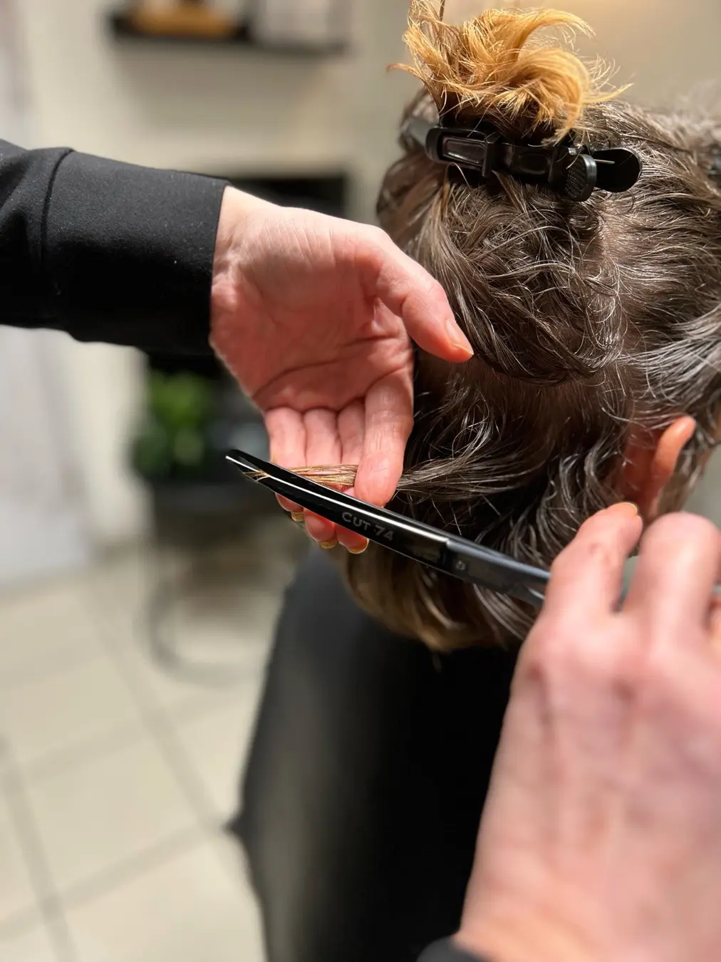 Curving Cut Naturlocken Grefrath – präziser Trockenschnitt für schwere Locken bei CUT74