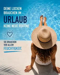 Naturlocken im Urlaub am Pool – Locken brauchen im Sommer vor allem Feuchtigkeit, um gesund, definiert und gepflegt zu bleiben.