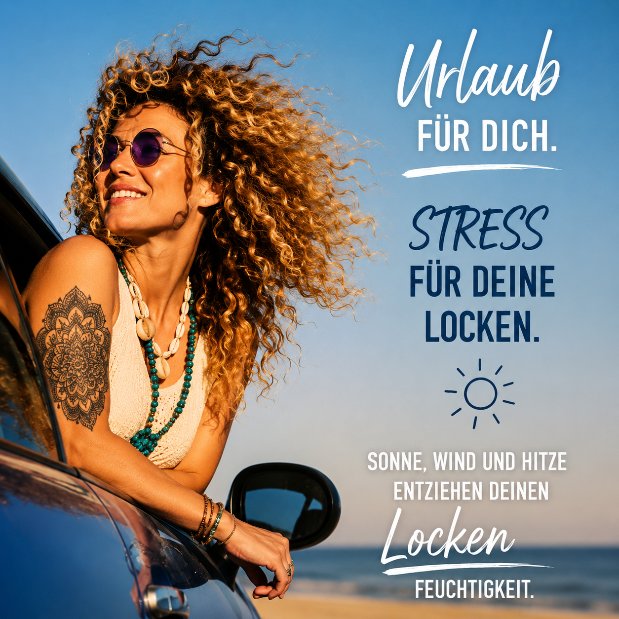 Naturlocken im Sommer am Strand – Sonne, Wind und Hitze können Locken Feuchtigkeit entziehen und Frizz verursachen.