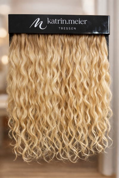 lockige-echthaartresse-struktur-cut74-grefrath.jpg Lockige Haartressen aus Echthaar mit natürlicher Lockenstruktur bei CUT74