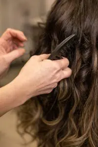 Beratung Friseur Grefrath bei CUT74 mit Analyse der Lockenstruktur