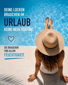 Naturlocken im Urlaub am Pool – Locken brauchen im Sommer vor allem Feuchtigkeit, um gesund, definiert und gepflegt zu bleiben.