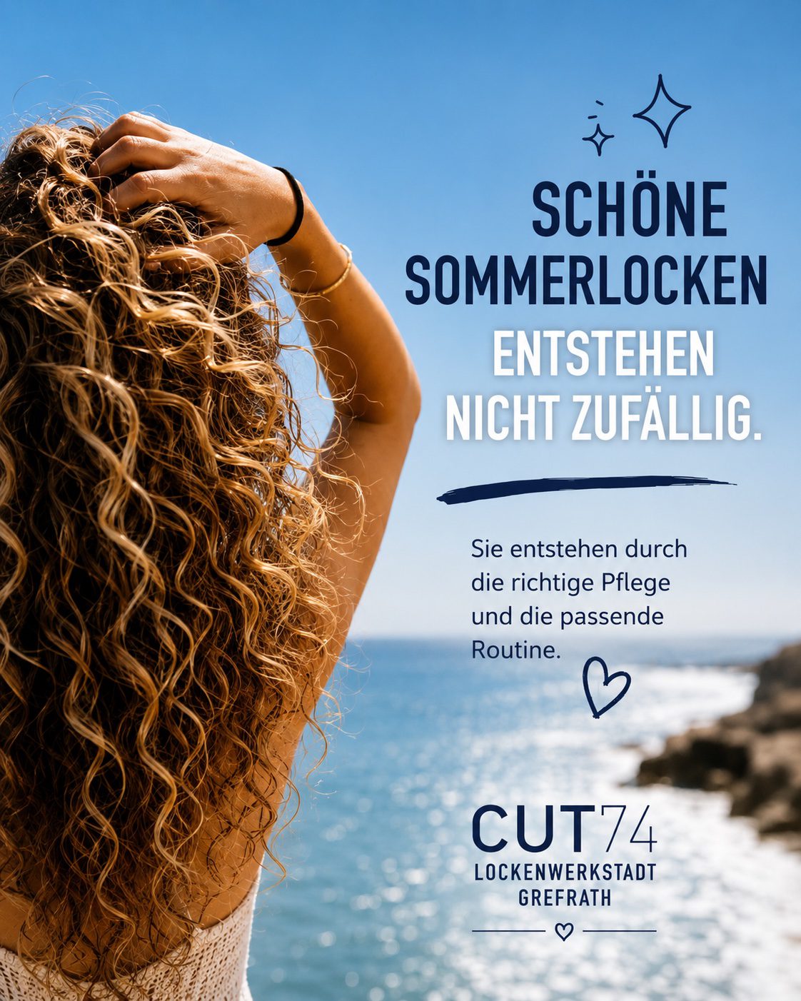 Gepflegte Naturlocken am Meer zeigen, dass schöne Sommerlocken durch die richtige Pflege und eine passende Lockenroutine entstehen.