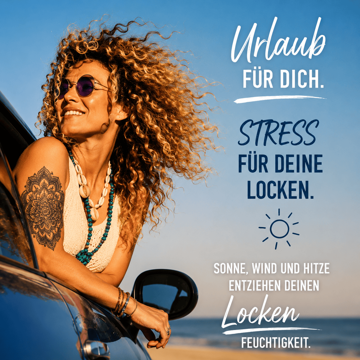 Naturlocken im Sommer am Strand – Sonne, Wind und Hitze können Locken Feuchtigkeit entziehen und Frizz verursachen.