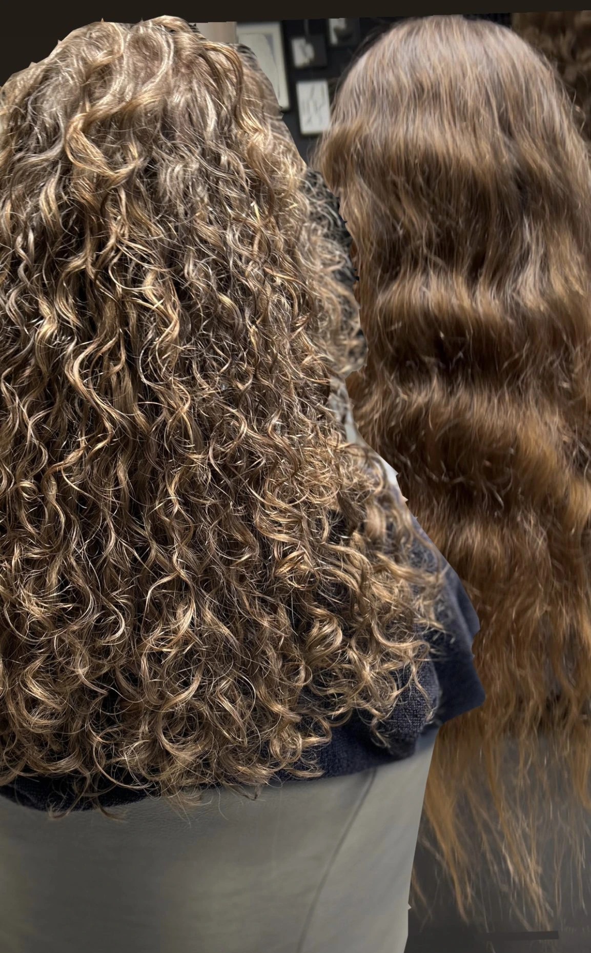 lockenverdichtung-naturlocken -tressen-grefrath.jpg Haarverlängerung und Haarverdichtung bei Locken mit lockigen Echthaartressen bei CUT74 in Grefrath