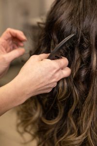 Beratung Friseur Grefrath bei CUT74 mit Analyse der Lockenstruktur