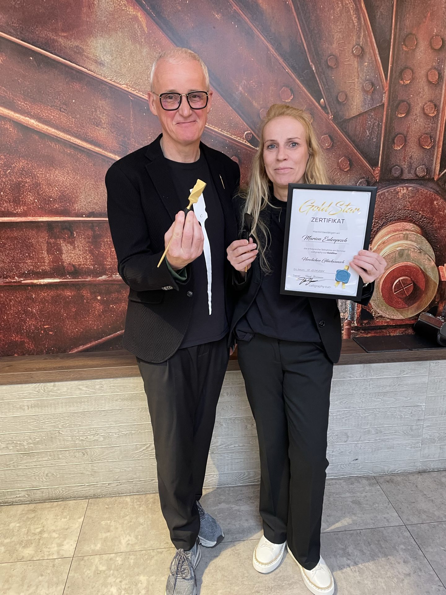 Zertifizierter Gold Calligraphy Cut bei CUT74 in Grefrath